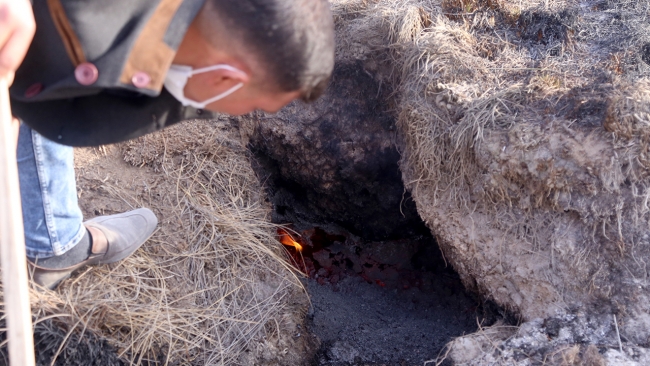 Kuruyan göl yatağındaki yanan toprak görenleri şaşırtıyor